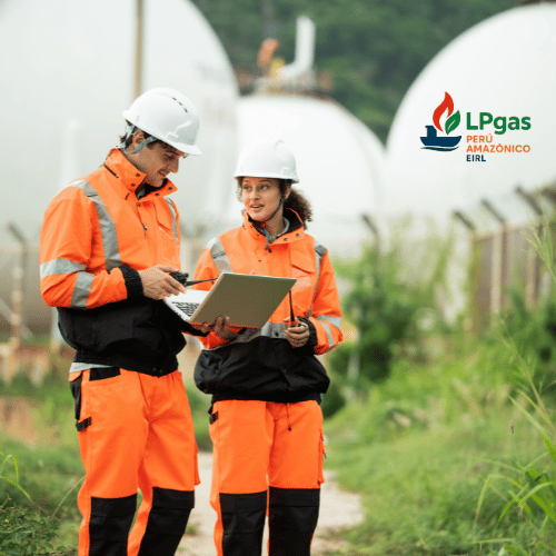 LPGAS PERU AMAZONICO E.I.R.L., <p class="ql-align-justify">Técnico Especialista altamente capacitado en la Instalación y Mantenimiento de Equipos de Gas Licuado de Petróleo (GLP), con una sólida trayectoria en la Industria Metal-Mecánica. Poseo un conocimiento integral y práctico en todas las etapas del ciclo de vida de los equipos de GLP, abarcando desde la fabricación y ensamblaje, pasando por la instalación segura y eficiente, hasta el mantenimiento preventivo y correctivo para garantizar su óptimo funcionamiento y seguridad.</p><p class="ql-align-justify"><br></p><p class="ql-align-justify">Mi experiencia se extiende al manejo experto de herramientas y equipos especializados utilizados en la industria del GLP, así como a la interpretación de planos técnicos, normativas de seguridad y especificaciones técnicas. Estoy familiarizado con los procedimientos de prueba y diagnóstico para la detección y resolución de fallas, asegurando la continuidad operativa y minimizando los tiempos de inactividad.</p><p class="ql-align-justify"><br></p><p class="ql-align-justify">Mis habilidades técnicas, cuento con una fuerte orientación a la seguridad, cumpliendo rigurosamente con los estándares y regulaciones vigentes en el manejo de GLP.</p><p class="ql-align-justify">Soy proactivo en la identificación de riesgos y la implementación de medidas preventivas para garantizar un entorno de trabajo seguro.</p><p class="ql-align-justify"><br></p><p class="ql-align-justify">Participe en los trabajos de instalación del primer GASOCENTRO, en el Perú.</p><p><br></p>